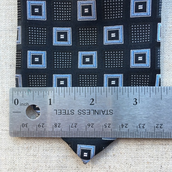 Donald Trump Grey Geometric Pattern Silk Tie - Picture 3 of 5